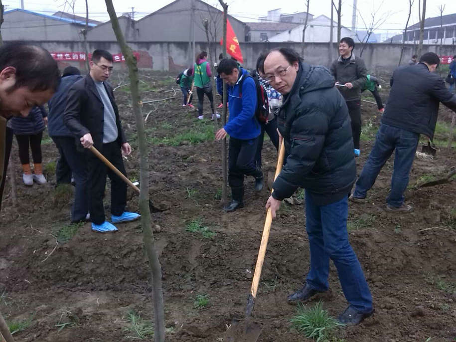 无锡市家协组织会员单位参加植树活动 无锡市家协组织会员单位参加植树活动